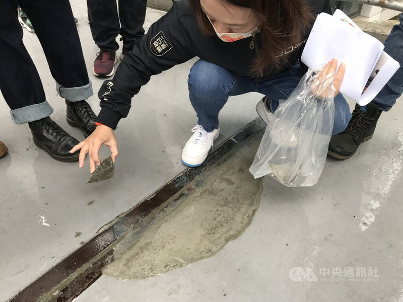 民進黨台北市議員簡舒培21日指出,收到市民陳情臨江街夜市旁三興天橋橋面地板嚴重剝落,影響安全。中央社記者劉建邦攝 111年1月21日