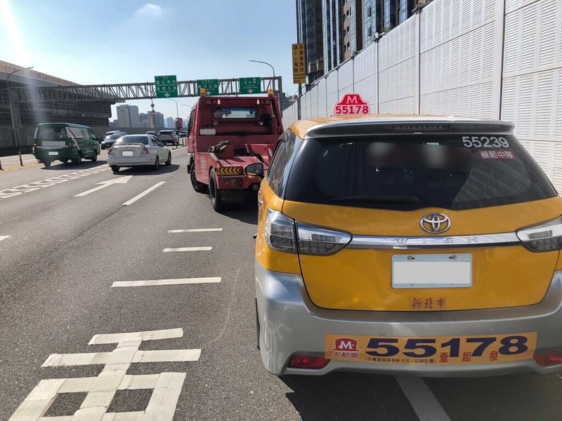 台北市警察局交通警察大隊指出,因年關將近且連日陰雨,除預置拖吊車和交通快打警力備援外,也呼籲民眾做好愛車保養、檢查「5油3水1氣」再上路。(台北市警察局交通警察大隊提供)中央社記者黃麗芸傳真 111年1月21日