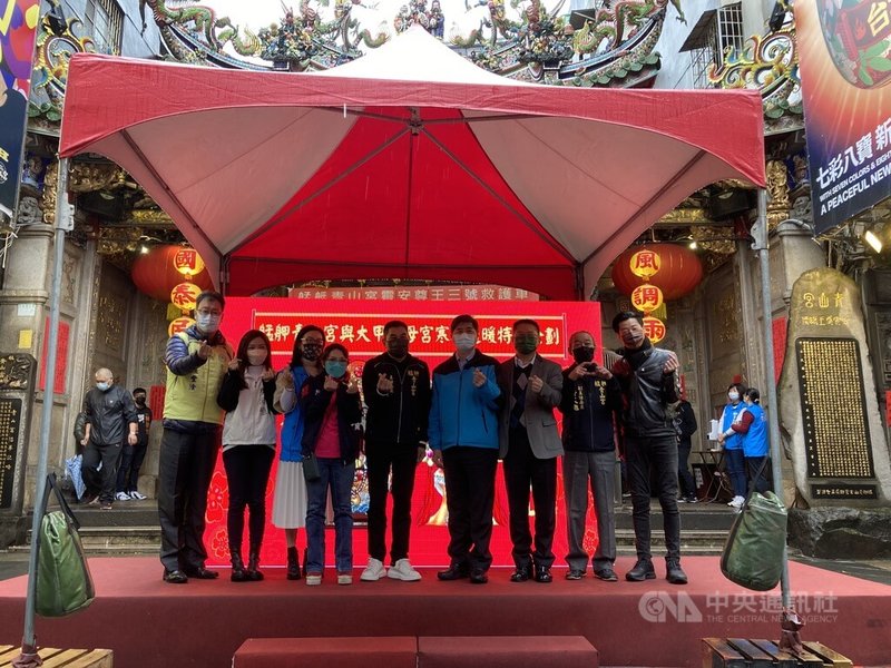 台北艋舺青山宮21日攜手台北市會計師公會、立委林昶佐(右1)舉行寒冬送暖慈善活動,發送加菜金、白米等物資給弱勢家庭。中央社記者陳昱婷攝 111年1月21日
