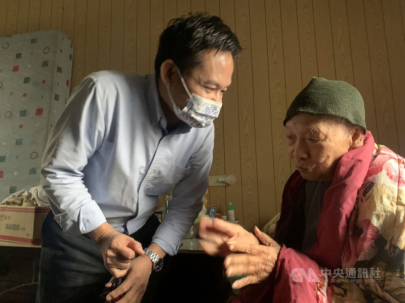 彩虹爺爺黃永阜(右)數月未現身彩虹眷村引關注,民進黨台中市議員張耀中(左)21日前往其現居處探視,初步確認彩虹爺爺目前人身安全,照顧狀況還算穩定。中央社記者郝雪卿攝 111年1月21日