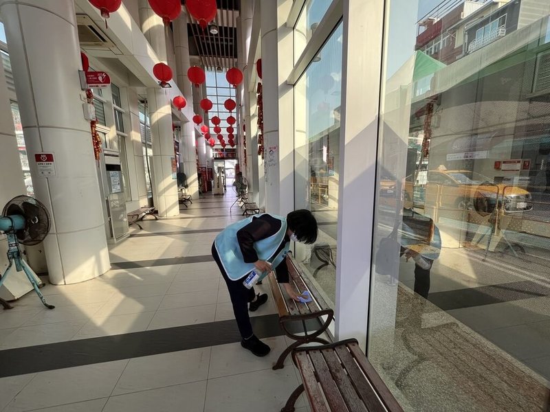 高雄市輪船公司加強場站船舶清消,尤其在高雄港出現確診病例後,立即提升場站及船舶防疫等級。(高雄市輪船公司提供)中央社記者李卉婷傳真 111年1月21日