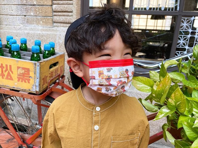 信誼基金會近年積極開發文創IP,隨著農曆春節到來,再將繪本「劍獅出巡」圖像結合口罩防疫,推出新的文創IP,為本土創作加值。(信誼基金會提供)中央社記者陳至中台北傳真 111年1月21日