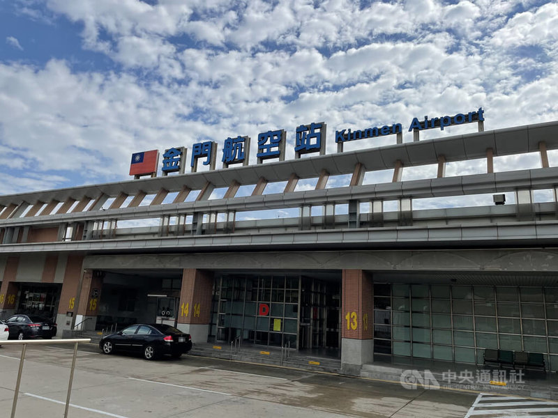 民國111年清明節連假為期4天,金門縣政府21日指出,清明連假台金航線目前計有486架次、5萬6404個座位數,預計自24日上午9時起開放民眾訂位。中央社記者黃慧敏攝 111年1月21日