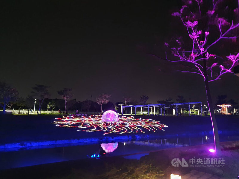 「2022屏東燈節」21日晚間在屏東縣民公園正式點燈,公園內共有14座燈飾,燈區以「光、影、糖、紙」為主題,呈現公園前身紙漿廠與附近台糖糖廠的歷史人文,帶領民眾回味「糖都」。中央社記者郭芷瑄攝 111年1月21日