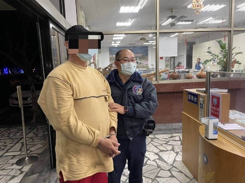 原籍桃園的57歲李姓男子(左)30多年前因懲治盜匪條例等罪遭判無期徒刑,並經多縣市院檢通緝10年,花蓮縣警局日前接獲情資,發現李嫌隱姓埋名在花蓮豐濱鄉,19日將他逮捕歸案。(花蓮縣警局提供)中央社記者張祈傳真 111年1月21日