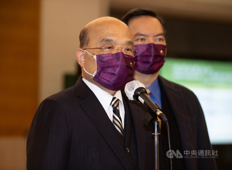 行政院長蘇貞昌(前)21日受訪表示,目前國內疫情還在可控範圍內,會努力清零,但不能排除未來必須與病毒共存。中央社記者謝佳璋攝 111年1月21日