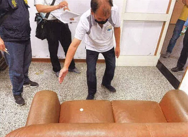 高雄市城中城大火釀46死,雄檢偵結後研判涉案女子黃格格吃醋喝悶酒,想藉點火讓男友難堪,將驅蚊用淨香灰燼倒在沙發釀災。檢方根據目擊證人、火調報告等還原現場起火點。(讀者提供)中央社記者洪學廣傳真 111年1月21日