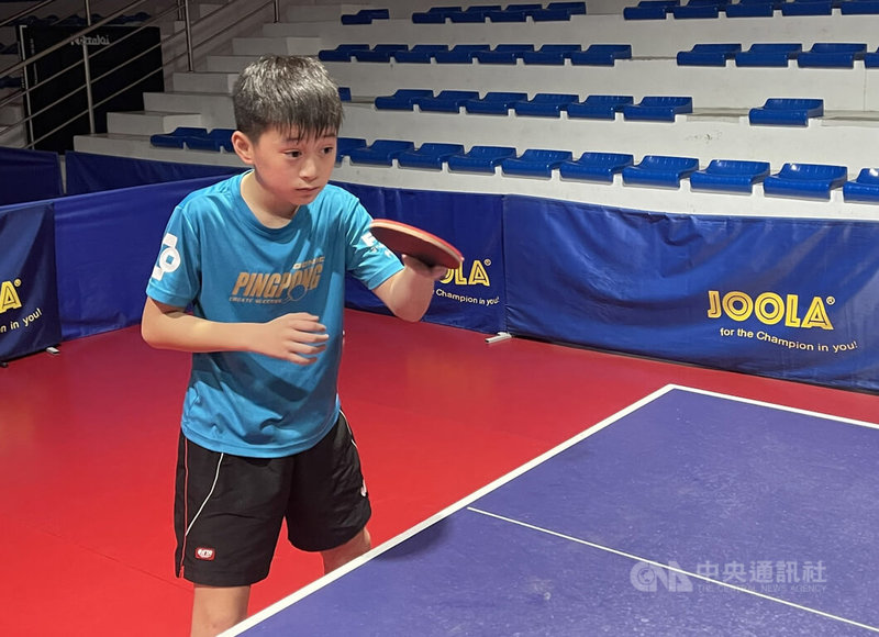 13歲郭冠宏今年1月取得桌球國手資格,成為全國最年輕的桌球成人國手,他正積極苦練,朝奧運夢想之路邁進。中央社記者張榮祥台南攝 111年1月21日