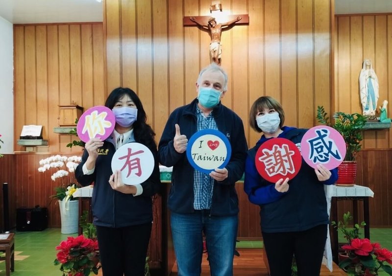 內政部移民署中區事務大隊新竹縣服務站21日頒贈特殊貢獻梅花卡給比利時籍神父丁立偉(中),肯定他對台灣的付出。(內政部移民署中區事務大隊新竹縣服務站提供)中央社記者郭宣彣傳真 111年1月21日