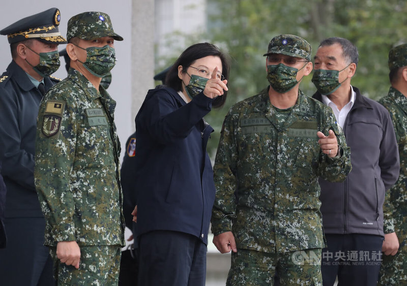 總統蔡英文(左3)21日赴台東地區視導國軍部隊,首站前往陸軍台東地區指揮部太平營區慰勉,並視導戰備部隊演練。中央社記者張新偉攝 111年1月21日