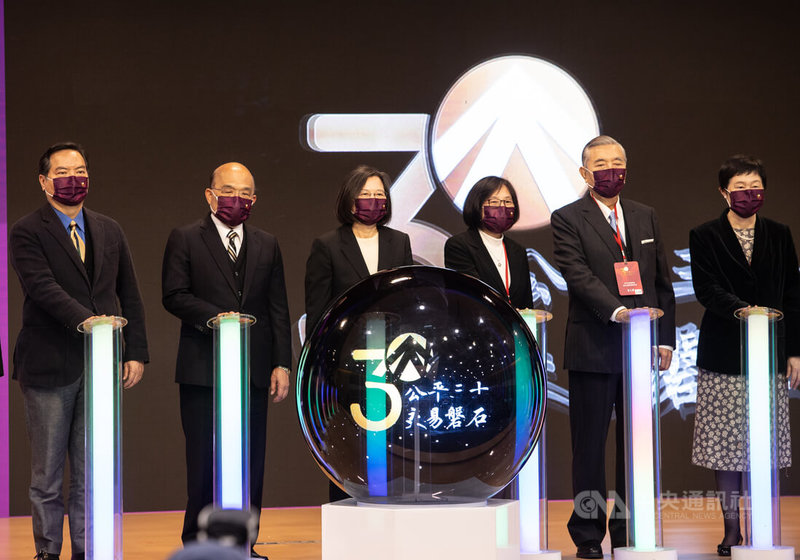 公平交易委員會21日舉行成立30週年慶祝茶會,總統蔡英文(左3)、行政院長蘇貞昌(左2)及政務委員羅秉成(左)、公平會主委李鎂(右3)等人出席,一同進行慶祝儀式。中央社記者謝佳璋攝 111年1月21日