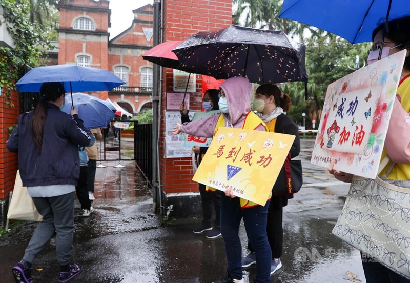111學年度學科能力測驗21日登場,第一天考科為數學A、自然;有家長組成應援團在校門口為考生加油,增加士氣。中央社記者鄭清元攝 111年1月21日