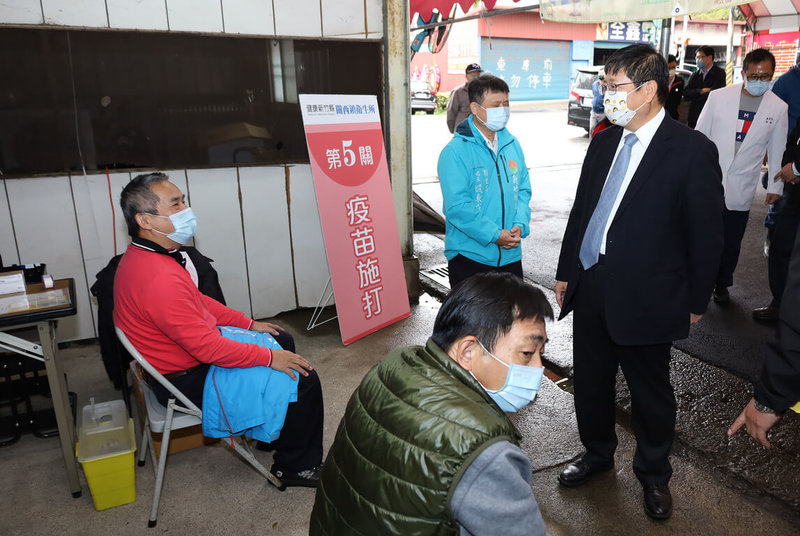 新竹縣政府23日將在關西衛生所加開1場COVID-19疫苗接種場次,將提供900劑莫德納疫苗給施打第3劑疫苗民眾,隨到隨打。圖為新竹縣長楊文科(立者前右)21日到關西衛生所視察民眾接種情況。(新竹縣政府提供)中央社記者郭宣彣傳真 111年1月21日