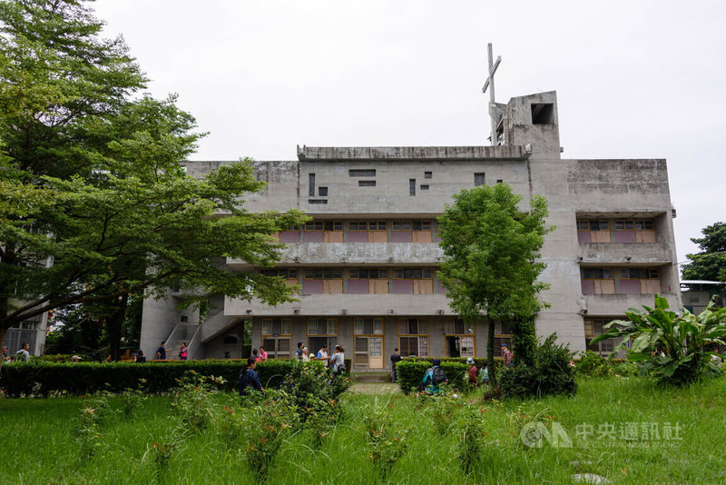 台東縣私立公東高級工業職業學校清水模教堂,因已有60年歷史部分損壞,文化部編列預算協助學校維修。中央社記者盧太城台東攝 111年1月21日