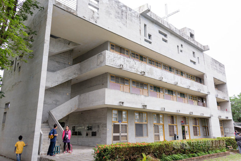 台東縣私立公東高級工業職業學校清水模教堂,曾獲得世界遺產基金會網路票選現代特色建築第一名,文化部日前核定補助修復工程經費,協助學校維修。中央社記者盧太城台東攝 111年1月21日