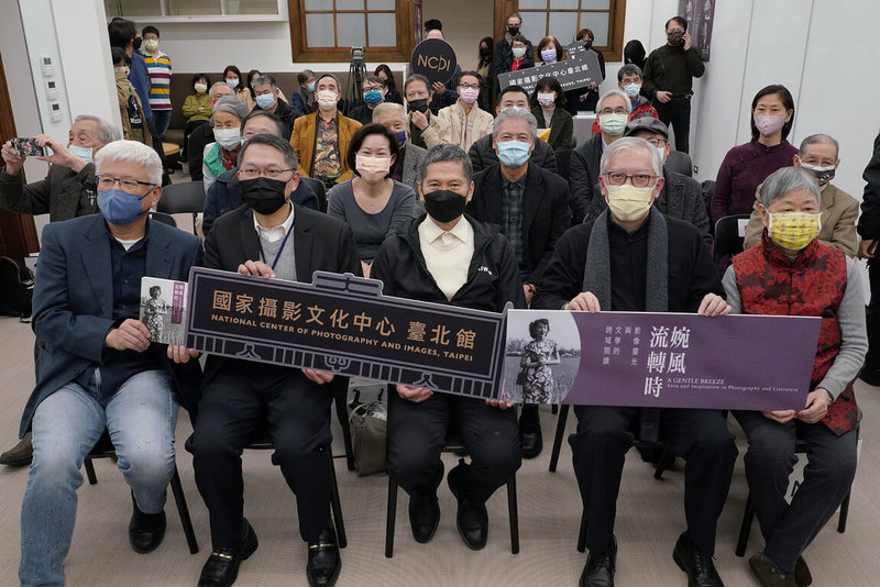 國家攝影文化中心推出特展「婉風流轉時:影像靈光與文學的跨域閱讀」,21日開幕記者會上,策展人蔡文祥(前左起)、文化部藝發司長梁晋誌、文化部長李永得、國美館長梁永斐、作家陳若曦等人出席合影。(文化部提供)中央社記者邱祖胤傳真 111年1月21日