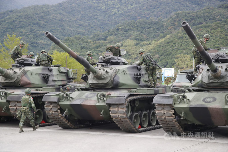 陸軍台東地區指揮部太平營區配合總統蔡英文視導部隊時機,21日進行戰備部隊實兵演練,主要裝備包括M60A3戰車、CM21裝甲人員運輸車、M114牽引式155公厘榴彈砲與T91式戰鬥步槍。中央社記者張新偉攝 111年1月21日