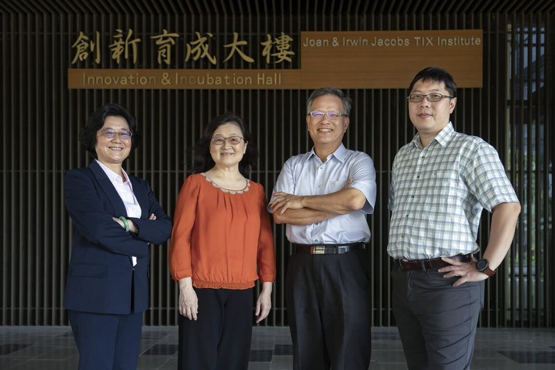清華大學生科團隊成員林彥穎(右起)、江安世、楊嘉鈴、張大慈攜手研發3D數位病理影像系統,配合AI輔助診斷平台,能看到採樣組織立體彩色影像,掌握癌變細胞分布,已獲多家醫院臨床醫學研究使用,未來可望應用於實際數位醫療診斷。(清華大學提供)中央社記者郭宣彣傳真 111年1月21日