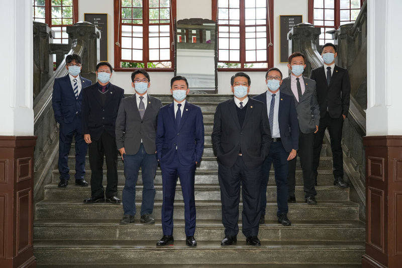 新竹市政府21日公布人事異動案,市長林智堅(中左)表示,盼優秀團隊持續創造新竹人的幸福與光榮,傳承新竹經驗。(新竹市政府提供)中央社記者郭宣彣傳真 111年1月21日