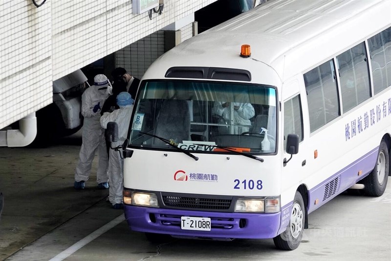 26歲女性潘茹玉入境後未赴防疫旅館且失聯,警方20日在北投尋獲。圖為機場接駁車將旅客載往檢驗中心示意圖。(中央社檔案照片)