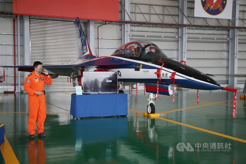 總統蔡英文21日視導空軍第七飛行訓練聯隊,空軍在台東志航基地三號棚廠,首度展出一架量產型勇鷹高教機。中央社記者張新偉攝 111年1月21日