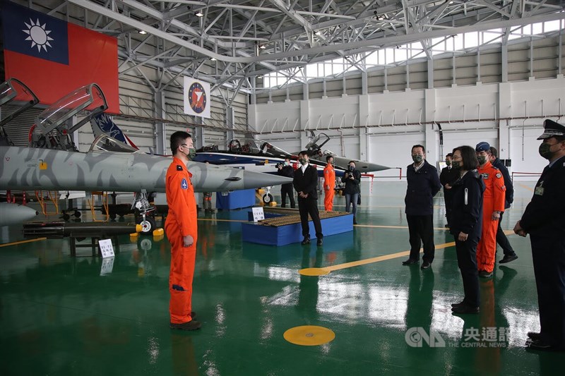 總統蔡英文(前右2)21日赴台東志航基地視導空軍第七飛行訓練聯隊,並聽取人員簡報。中央社記者張新偉攝 111年1月21日