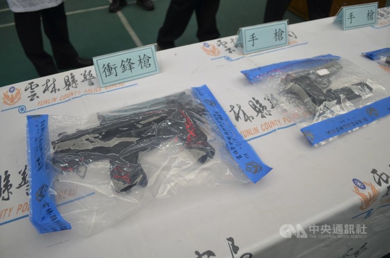 雲林警方破獲楊姓男子為首販毒集團,查獲制式英國製MP9衝鋒槍一枝,市價新台幣100萬元。中央社記者蔡智明攝 111年1月21日