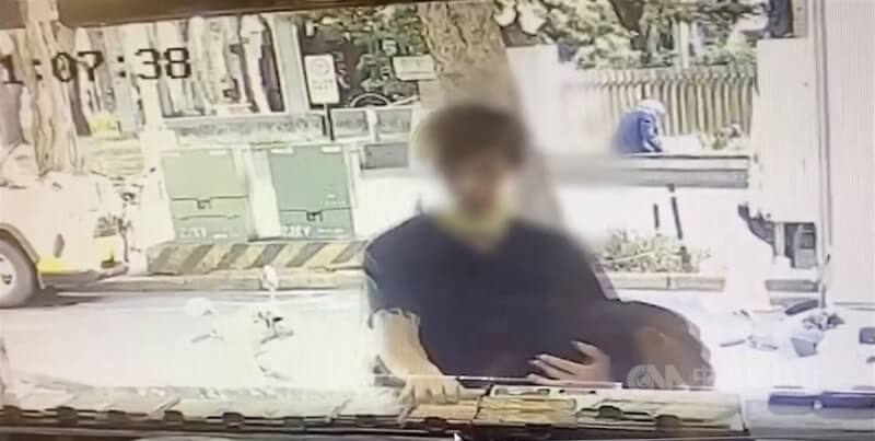 專挑彩券行下手的31歲楊姓男子在桃園某彩券行行搶40張彩券後逃逸,當日就被查獲到案,交保後仍不知悔改,隔日北上再度竊走50張彩券,接著南下竄逃,北市警調閱監視器追查,緝獲到案法辦。(翻攝照片)中央社記者黃麗芸傳真 111年1月21日