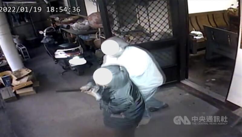 苗栗縣卓蘭鎮年近90歲的詹姓老翁,不滿鄰居飼養的小狗常在住家前大小便,持刀前往飼主家中理論,並砍傷林姓婦人,老翁被依殺人未遂罪嫌送辦。(翻攝畫面)中央社記者管瑞平傳真 111年1月21日