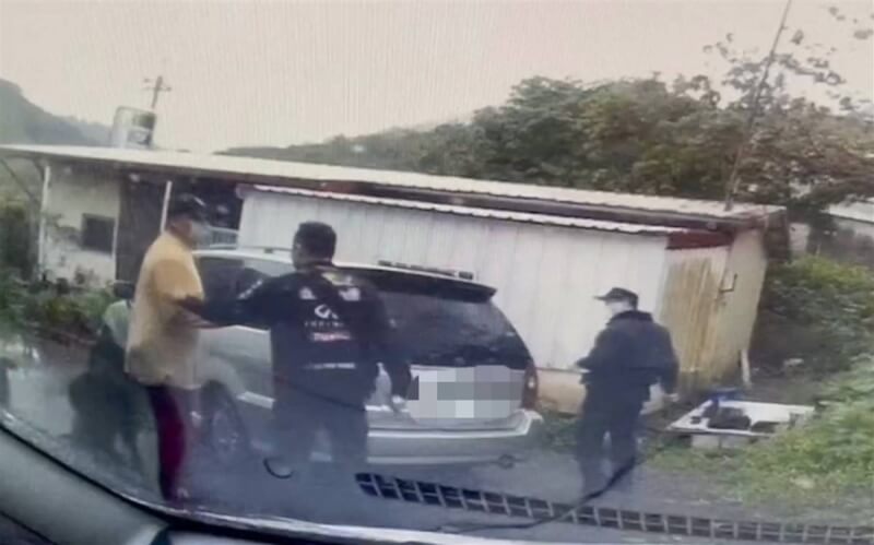 原籍桃園的57歲李姓男子30多年前因懲治盜匪條例等罪遭判無期徒刑,花蓮縣警局接獲情資,發現李姓犯嫌化名在花蓮豐濱鄉石梯灣躲藏10多年,經多次訪查確認身份後,19日前往埋伏,見李嫌開車返家後,上前查緝並逮捕歸案。(花蓮縣警局提供)中央社記者張祈傳真 111年1月21日