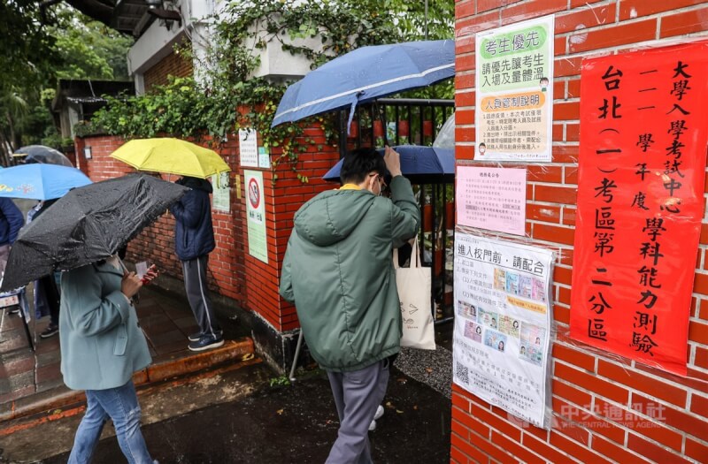111學年度學科能力測驗21日登場,考生進入校門前須配合戴口罩、量體溫。中央社記者鄭清元攝 111年1月21日