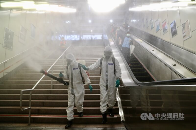 交通部長王國材指示,大眾運具及場站比照防疫警戒第三級標準執行清消作業。圖為化學兵群在台北捷運龍山寺站,對入口、月台等處噴灑消毒。(中央社檔案照片)