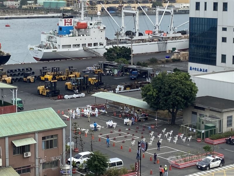 高雄市1家3口確診COVID-19,經擴大篩檢,21日再新增10人確診染疫,其中包含與高雄港新光輪相關者7例,市府在高雄港34號碼頭設置快篩站,醫護團隊進駐進行PCR擴大篩檢作業。中央社記者董俊志攝 111年1月21日
