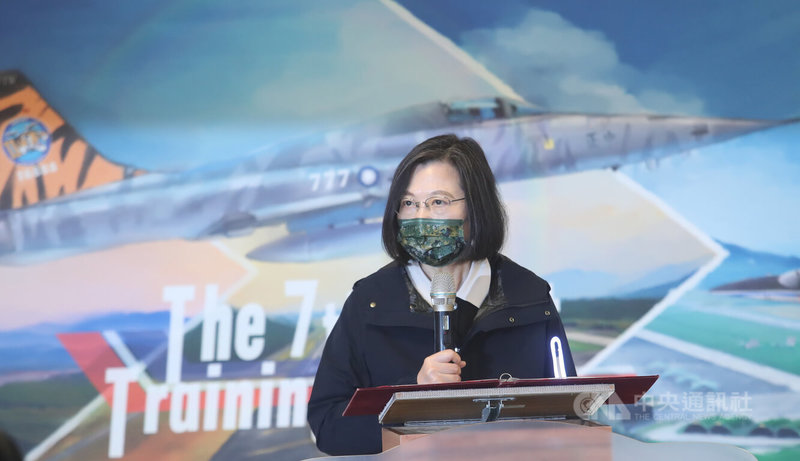 總統蔡英文21日赴台東地區視導國軍部隊,先赴陸軍台東地區指揮部勗勉,再赴志航基地視導空軍第七飛行訓練聯隊,蔡總統致詞時表示,這次視察要特別感謝國軍堅守崗位,有信心與能力守護家園,並祝賀官兵新年快樂,期勉繼續守護領空、捍衛國家。中央社記者張新偉攝 111年1月21日