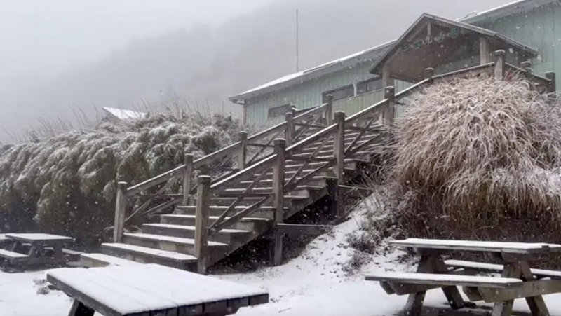 南方雲系影響,高山水氣充足,雪霸國家公園三六九山莊21日上午降雪,白雪覆蓋地面、桌椅、台階,形成一片銀色世界。(吳峻德提供)中央社記者管瑞平傳真 111年1月21日