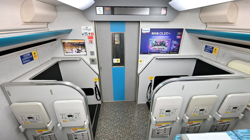 台灣高鐵公司21日發布新聞稿指出,已完成部分車廂行李放置區的增設工程,讓每組列車大型行李放置區可收納的28吋行李箱數量由45個增加至61個。(台灣高鐵提供)中央社記者汪淑芬傳真 111年1月21日