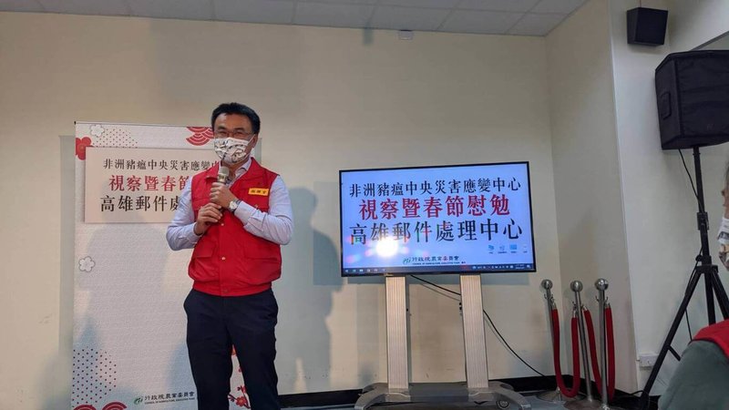 農委會主委陳吉仲(圖)21日前往中華郵政高雄郵件處理中心視察,並表示已請勞動部加強對外籍移工宣導,不得訂購、自國外寄送肉製品,否則恐違反就業服務法與動物防檢疫法規。(防檢局提供)中央社記者曾以寧傳真 111年1月21日