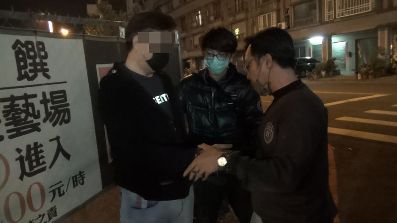 55歲林鴻(左)綽號「耀鴻」,因體格、容貌神似已故藝人戎祥,也有「小戎祥」稱號,為前四海幫海耀堂堂主,長期遭通緝;台中豐原警分局21日表示,凌晨已在北屯區查獲林鴻,解送歸案。(民眾提供)中央社記者趙麗妍傳真 111年1月21日