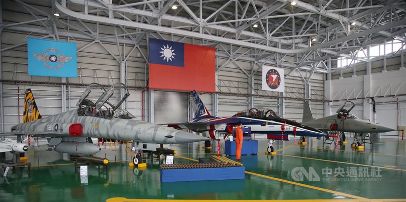 配合總統蔡英文視導空軍七聯隊,空軍21日在台東志航基地三號棚廠首度展出一架量產型勇鷹高教機(中)以及兩架F-5。中央社記者張新偉攝 111年1月21日