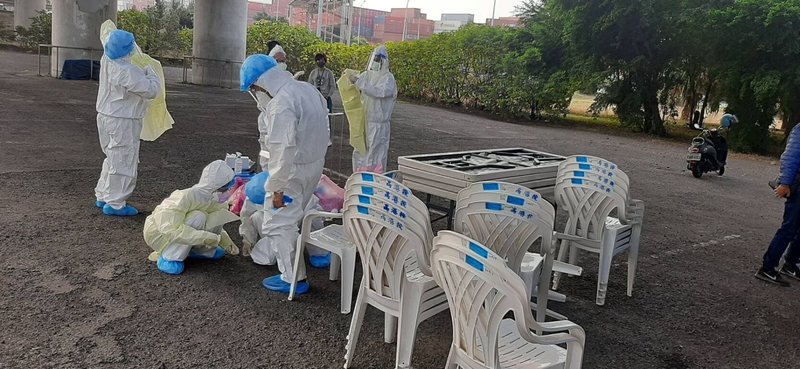 高雄市20日新增一家3口確診COVID-19,因男童爸爸在高雄港工作,高雄市政府20日下午由高雄榮總入駐高雄港設置篩檢站,並清消工作輪船曾停靠的118號碼頭。(港務公司提供)中央社記者曾以寧傳真 111年1月21日