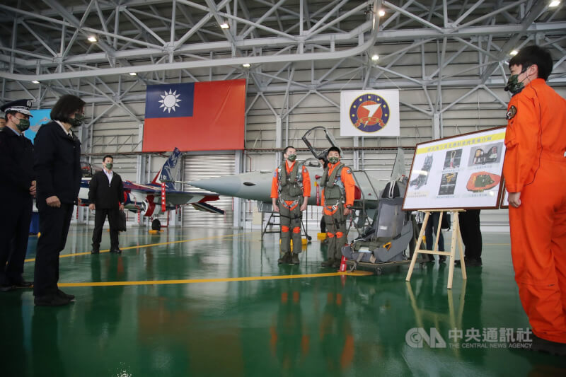 總統蔡英文(前左2)21日赴台東志航基地視導空軍第七飛行訓練聯隊,空軍人員向蔡總統介紹新式馬丁貝克彈射座椅。中央社記者張新偉攝 111年1月21日