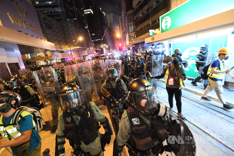 歐洲議會20日通過香港基本自由遭受侵害相關決議,強烈譴責香港人權及言論自由的惡化。圖為2019年7月間香港反送中示威,大批警力驅離群眾。(中央社檔案照片)