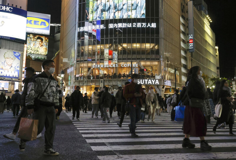 日本放送協會(NHK)統計,日本全境20日新增確診4萬6200例,連續3天創新高。圖為東京澀谷街頭。(共同社)