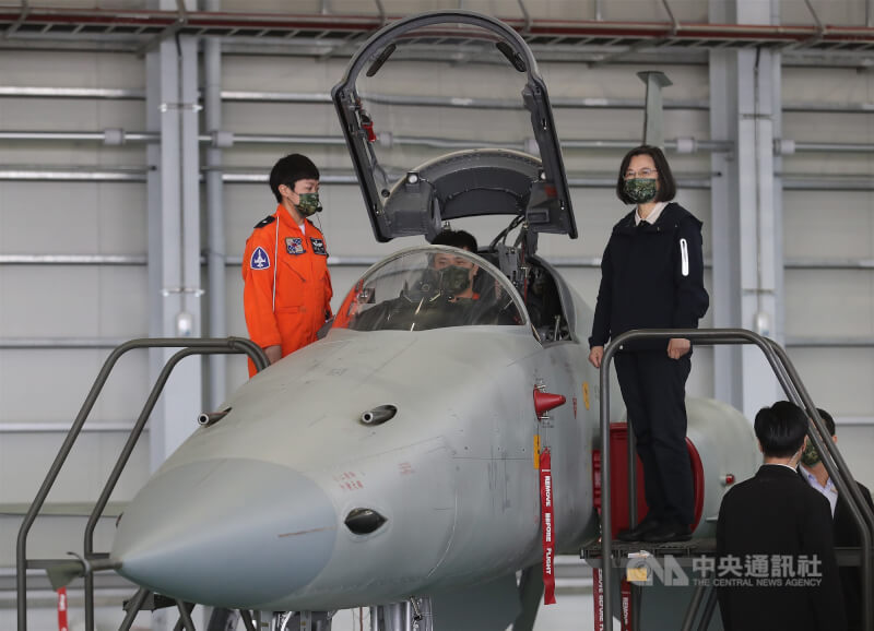總統蔡英文(後右)21日赴台東志航基地視導空軍第七飛行訓練聯隊,志航基地三號棚廠,其中一架F-5E戰機已裝有新式馬丁貝克彈射座椅。中央社記者張新偉攝 111年1月21日