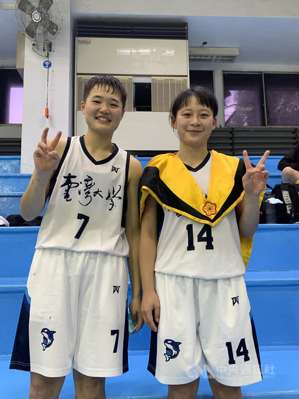 110學年度UBA大專籃球聯賽女子組賽程21日持續進行,台灣大學碩士二年級生葉祐瑜(右)生涯最後一戰,投進致勝球助隊成功保級,用最完美方式告別球場,而學妹吳瑋茹(左)則攻下最高的26分。中央社記者龍柏安攝 111年01月21日