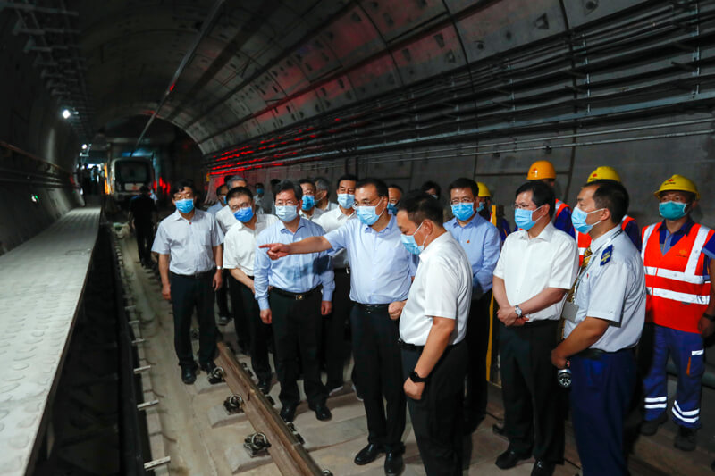 圖為中國國務院總理李克強（前左4）去年8月赴河南考察鄭州地鐵5號線隧道受災現場。（圖取自中國政府網頁gov.cn）