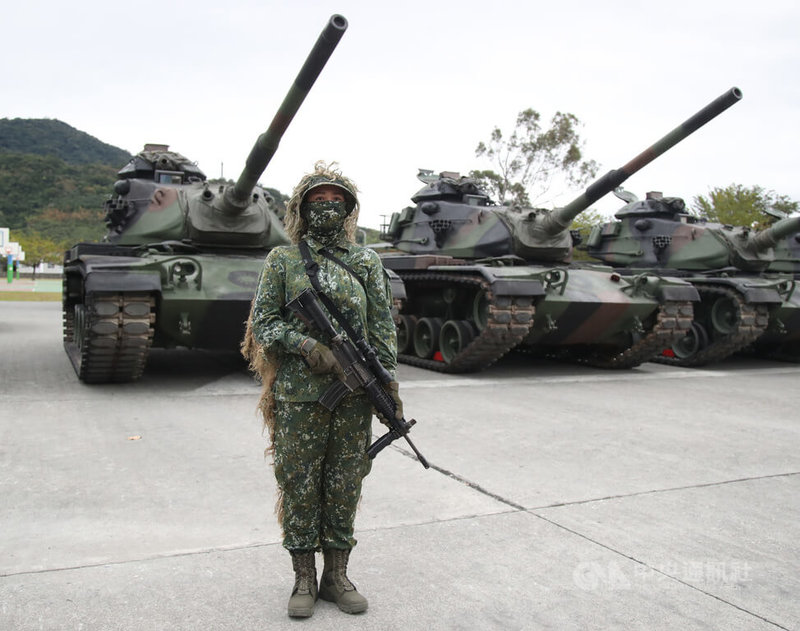 總統蔡英文21日赴台東地區視導國軍部隊,首站前往陸軍台東地區指揮部太平營區慰勉,並視導戰備部隊演練。曾獲得國防部狙擊手鑑測全國冠軍的上士副組長簡佩華(圖)全副武裝現身。中央社記者張新偉攝 111年1月21日