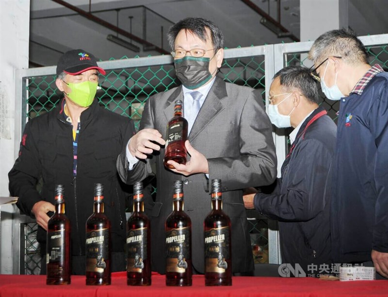 立陶宛深色蘭姆酒遭中國拒收,台灣菸酒公司全數購入,22日上午在桃園酒廠貨櫃碼頭舉行「購入立陶宛蘭姆酒拆櫃記者會」,台酒董事長丁彥哲(左2)等人出席,並宣布上市時程。中央社記者施宗暉攝 111年1月22日