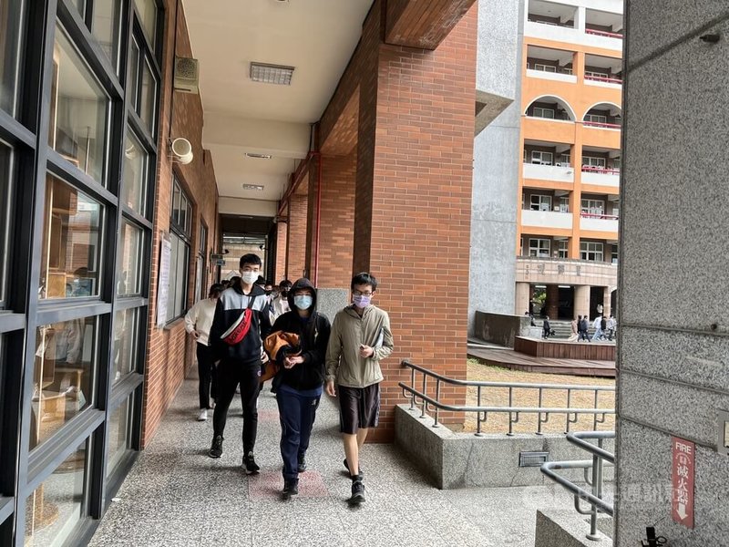 111學年度學科能力測驗22日進入第2天考試,上午第1節考英文,考試結束後,考生陸續步出考場。中央社記者郝雪卿攝 111年1月22日