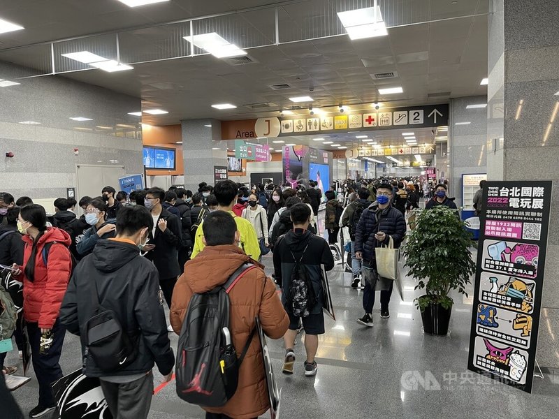 台北電玩展22日在南港展覽館正式登場,儘管疫情升溫,連日大雨仍澆不熄玩家熱情,一早入口處就大排長龍。中央社記者韓婷婷攝 111年1月22日